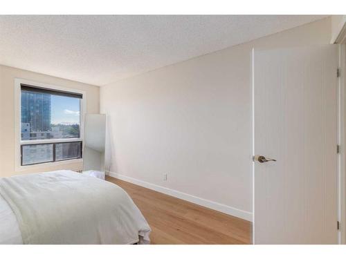 1205-924 14 Avenue Sw, Calgary, AB - Indoor Photo Showing Bedroom