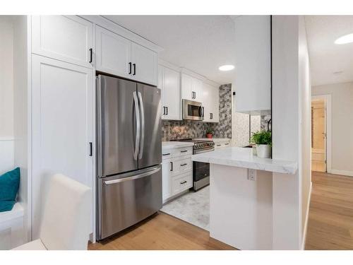 1205-924 14 Avenue Sw, Calgary, AB - Indoor Photo Showing Kitchen With Upgraded Kitchen