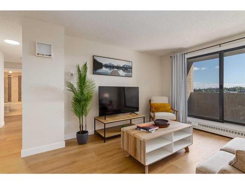 1205-924 14 Avenue Sw, Calgary, AB - Indoor Photo Showing Living Room