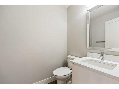 104-1804 34 Sw, Calgary, AB - Indoor Photo Showing Bathroom