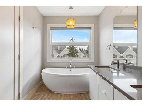 104-1804 34 Sw, Calgary, AB - Indoor Photo Showing Bathroom