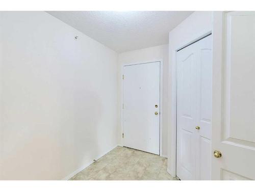 1318-6635 25 Avenue Ne, Calgary, AB - Indoor Photo Showing Other Room