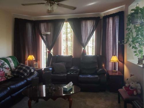 328 6 Avenue North, Champion, AB - Indoor Photo Showing Living Room