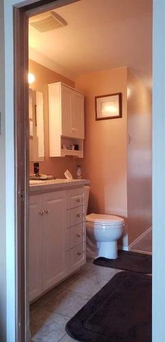 328 6 Avenue North, Champion, AB - Indoor Photo Showing Bathroom