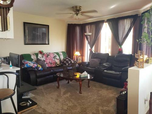 328 6 Avenue North, Champion, AB - Indoor Photo Showing Living Room