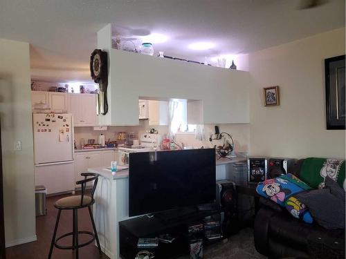 328 6 Avenue North, Champion, AB - Indoor Photo Showing Kitchen