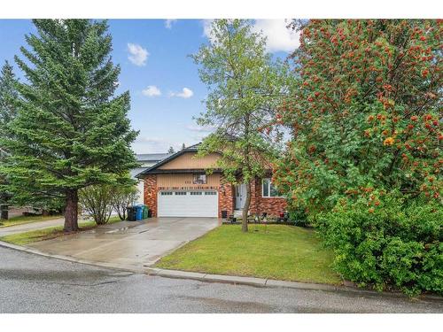 111 Edforth Place Nw, Calgary, AB - Outdoor