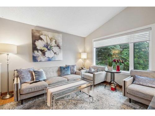 111 Edforth Place Nw, Calgary, AB - Indoor Photo Showing Living Room