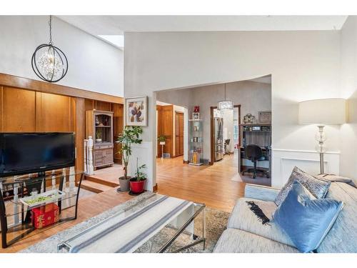 111 Edforth Place Nw, Calgary, AB - Indoor Photo Showing Living Room