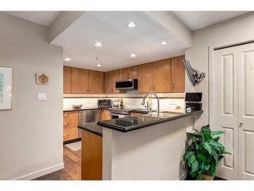 215-1108 6 Avenue Sw, Calgary, AB - Indoor Photo Showing Kitchen