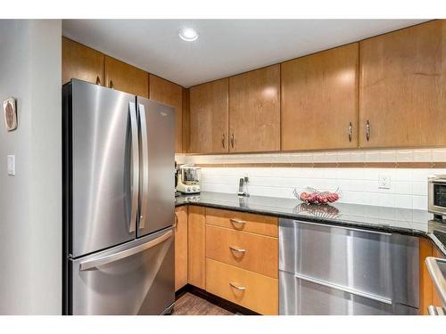 215-1108 6 Avenue Sw, Calgary, AB - Indoor Photo Showing Kitchen