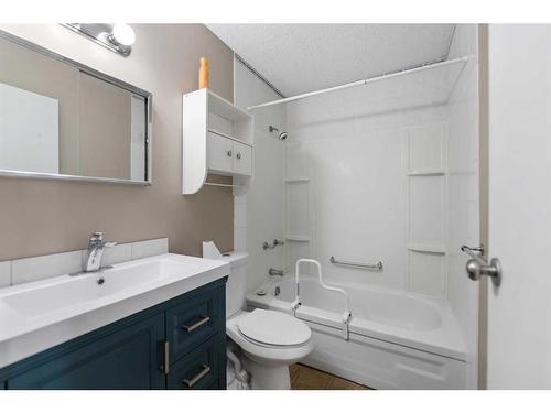 115 Deerview Court Se, Calgary, AB - Indoor Photo Showing Bathroom