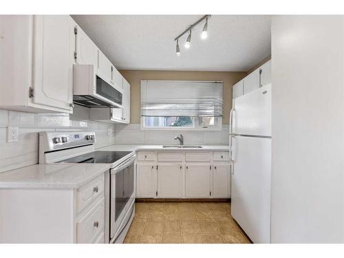 115 Deerview Court Se, Calgary, AB - Indoor Photo Showing Kitchen