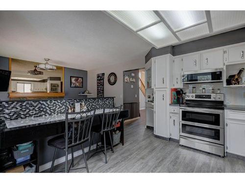 84 Riverside Way Se, Calgary, AB - Indoor Photo Showing Kitchen