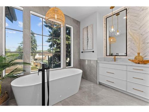 1521 8 Avenue Se, Calgary, AB - Indoor Photo Showing Bathroom