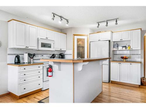 306 Citadel Drive Nw, Calgary, AB - Indoor Photo Showing Kitchen