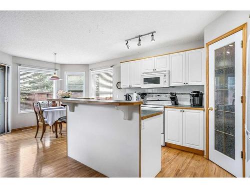 306 Citadel Drive Nw, Calgary, AB - Indoor Photo Showing Kitchen