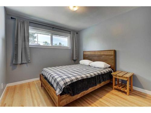 627 37 Street Sw, Calgary, AB - Indoor Photo Showing Bedroom