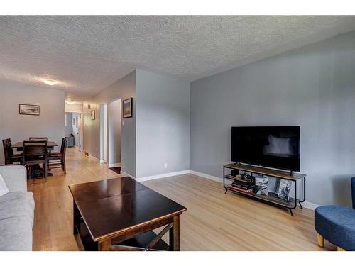 627 37 Street Sw, Calgary, AB - Indoor Photo Showing Living Room