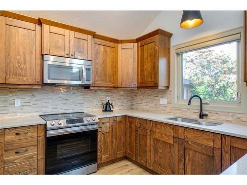 342 Oakwood Place Sw, Calgary, AB - Indoor Photo Showing Kitchen With Double Sink