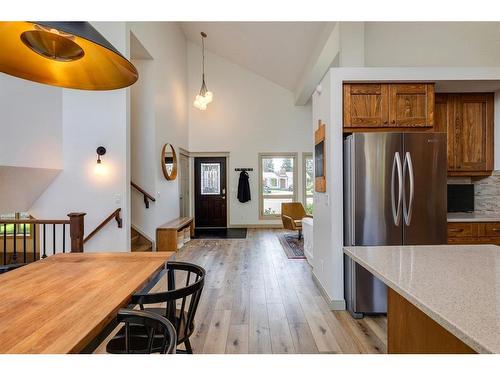 342 Oakwood Place Sw, Calgary, AB - Indoor Photo Showing Kitchen