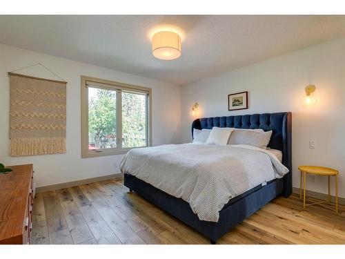 342 Oakwood Place Sw, Calgary, AB - Indoor Photo Showing Bedroom