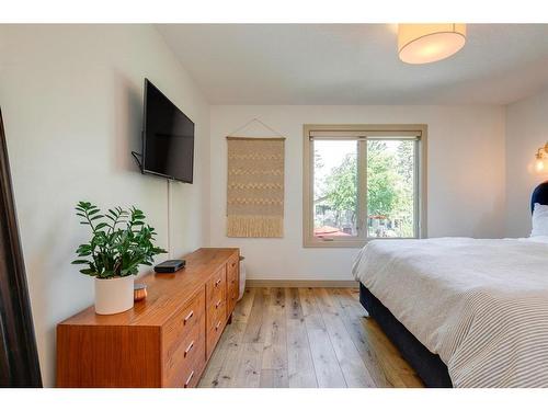 342 Oakwood Place Sw, Calgary, AB - Indoor Photo Showing Bedroom