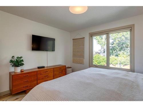 342 Oakwood Place Sw, Calgary, AB - Indoor Photo Showing Bedroom