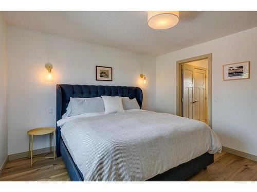 342 Oakwood Place Sw, Calgary, AB - Indoor Photo Showing Bedroom