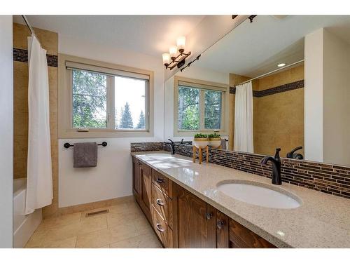 342 Oakwood Place Sw, Calgary, AB - Indoor Photo Showing Bathroom