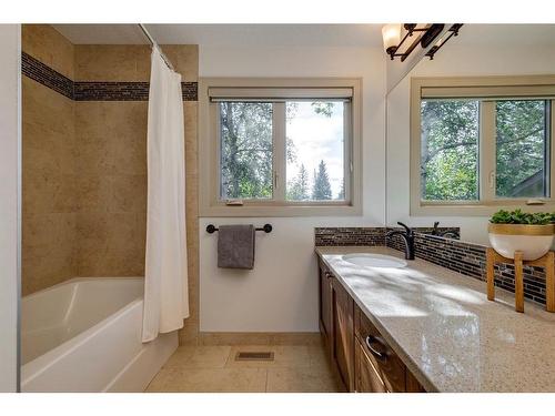 342 Oakwood Place Sw, Calgary, AB - Indoor Photo Showing Bathroom