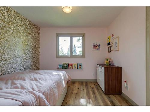 342 Oakwood Place Sw, Calgary, AB - Indoor Photo Showing Bedroom