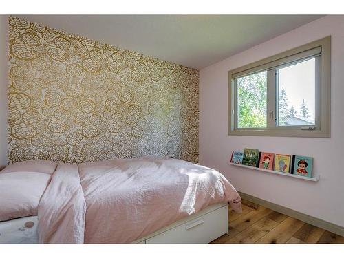 342 Oakwood Place Sw, Calgary, AB - Indoor Photo Showing Bedroom