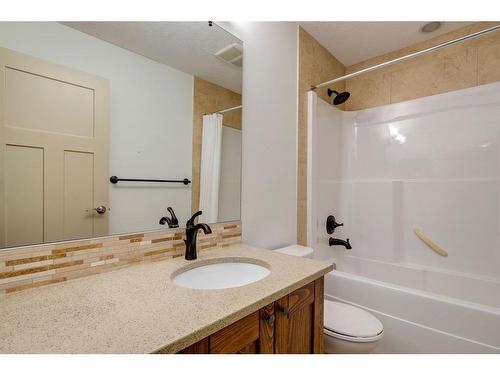 342 Oakwood Place Sw, Calgary, AB - Indoor Photo Showing Bathroom