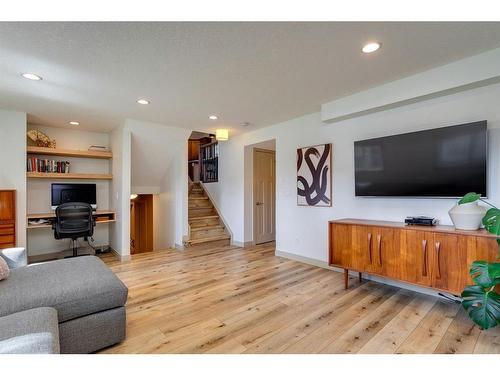 342 Oakwood Place Sw, Calgary, AB - Indoor Photo Showing Living Room