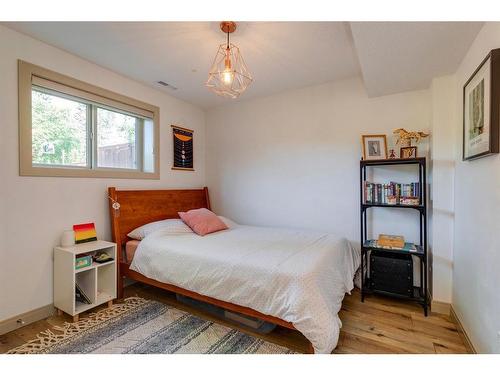 342 Oakwood Place Sw, Calgary, AB - Indoor Photo Showing Bedroom