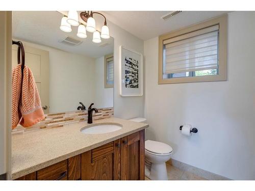 342 Oakwood Place Sw, Calgary, AB - Indoor Photo Showing Bathroom