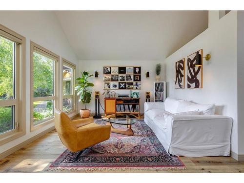 342 Oakwood Place Sw, Calgary, AB - Indoor Photo Showing Living Room