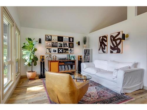 342 Oakwood Place Sw, Calgary, AB - Indoor Photo Showing Living Room