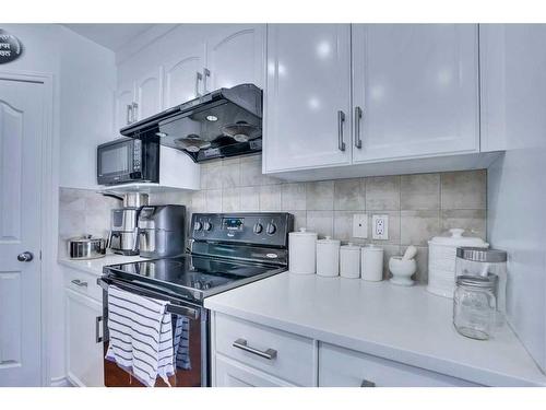 116 Saddlecrest Gardens Ne, Calgary, AB - Indoor Photo Showing Kitchen