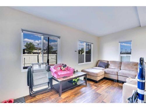 116 Saddlecrest Gardens Ne, Calgary, AB - Indoor Photo Showing Living Room