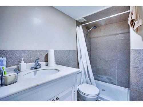 116 Saddlecrest Gardens Ne, Calgary, AB - Indoor Photo Showing Bathroom