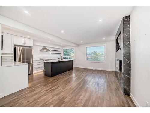 2126 18A Street Sw, Calgary, AB - Indoor Photo Showing Kitchen