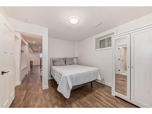 2126 18A Street Sw, Calgary, AB - Indoor Photo Showing Bedroom