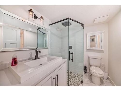 2126 18A Street Sw, Calgary, AB - Indoor Photo Showing Bathroom