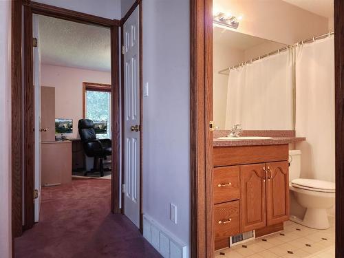 3021 214 Street, Bellevue, AB - Indoor Photo Showing Bathroom