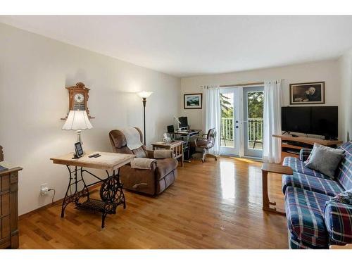 13 Crystal Ridge Cove, Strathmore, AB - Indoor Photo Showing Living Room