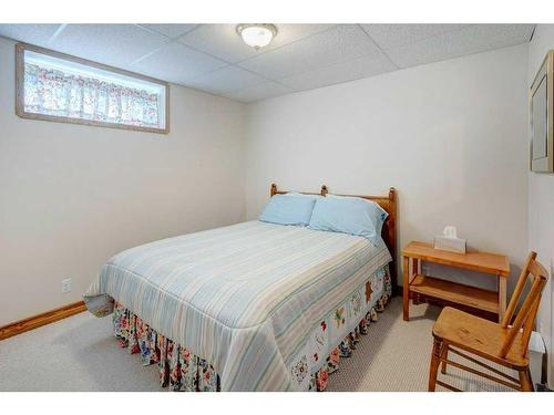 13 Crystal Ridge Cove, Strathmore, AB - Indoor Photo Showing Bedroom