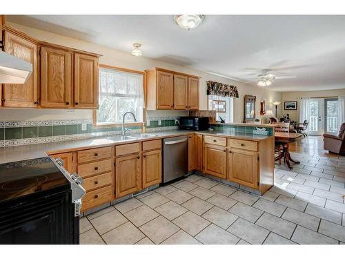 13 Crystal Ridge Cove, Strathmore, AB - Indoor Photo Showing Kitchen