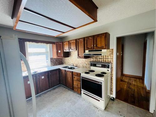 417 36 Avenue Nw, Calgary, AB - Indoor Photo Showing Kitchen With Double Sink